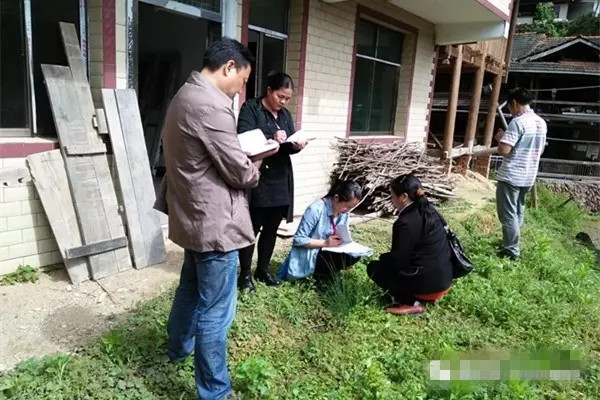 李琦进村入户，与贫困户在一起.jpg