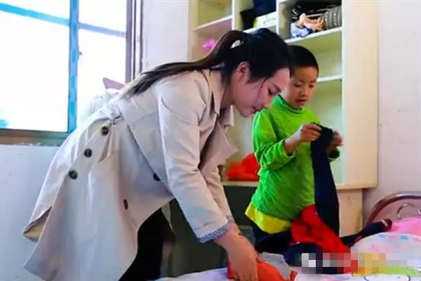 刘小红帮于春妹收拾衣服和被褥.jpg