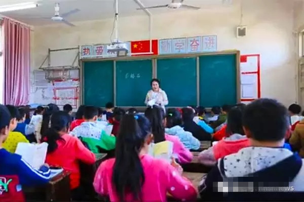 正在为给学生授课的刘小红.jpg