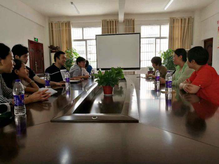 树莓派负责人与学校校长座谈.jpg