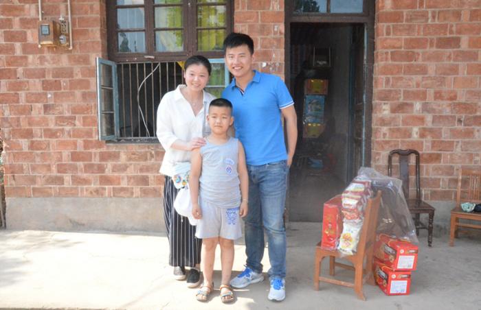 资助人与孩子合影.jpg