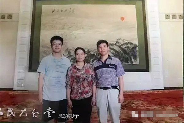2011年，钟杏月一家三口在人民大会堂合影留念.jpg