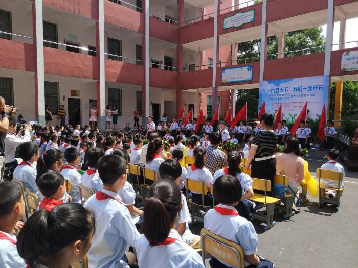 秀峰路学校节目表演《中国少年说》.jpg