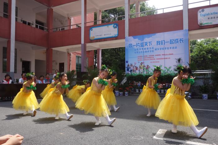 上新桥学校学生舞蹈《虫儿飞》.JPG