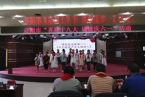 20名学生合唱《我们是共产主义接班人》_副本.jpg