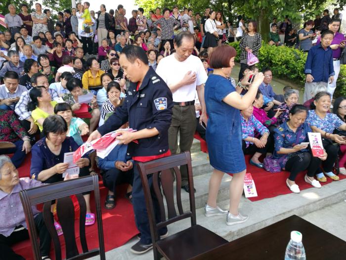 发放禁毒宣传手册.jpg