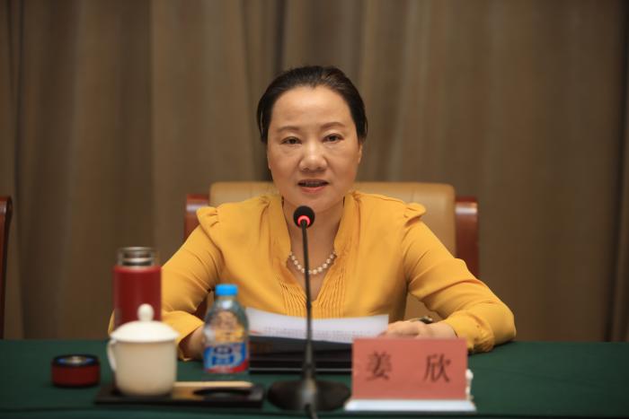 湖南省政府妇儿工委副主任、省妇联主席姜欣作工作报告.JPG