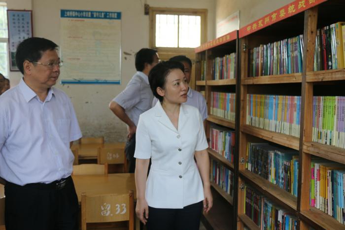 参观留守儿童之家.jpg