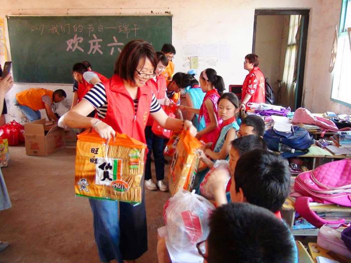 志愿者为孩子们送上礼品.jpg