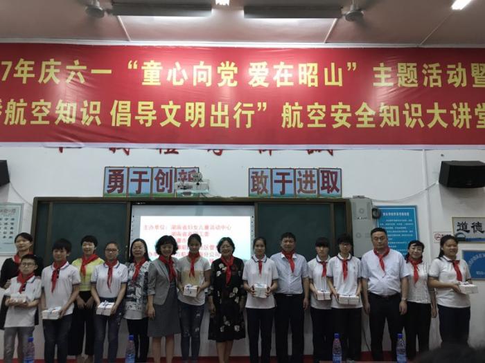 领导与学生代表合影.JPG