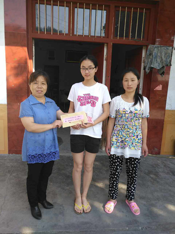春蕾助学暨六一慰问.jpg
