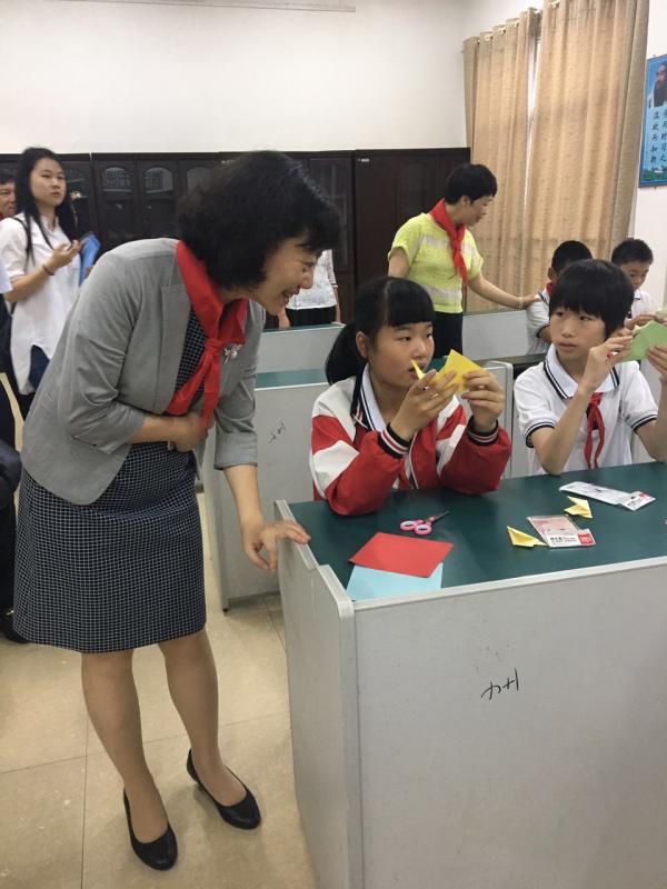 领导们看望在手工课堂学习的孩子们.JPG