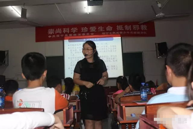 李老师给大家做“崇尚科学、珍爱生命、抑制邪教”知识讲座.jpg
