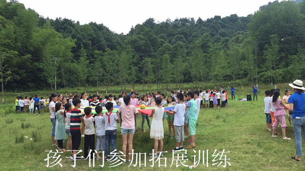 孩子们参加拓展训练.jpg