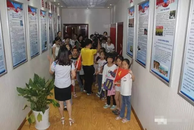 参观县反邪教警示教育基地展示厅，听解说员讲解反邪教的法律法规、具体案例、反邪教活动成果.jpg