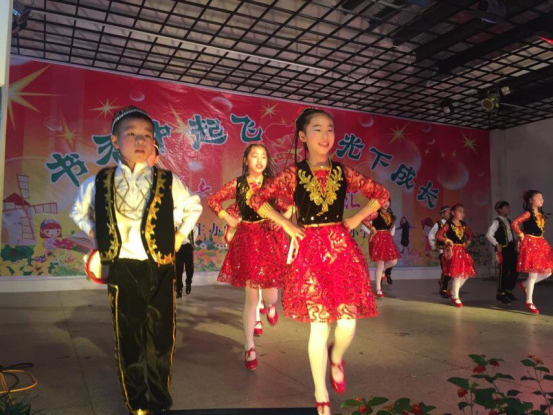 集镇小学的舞蹈《小苹果》.png