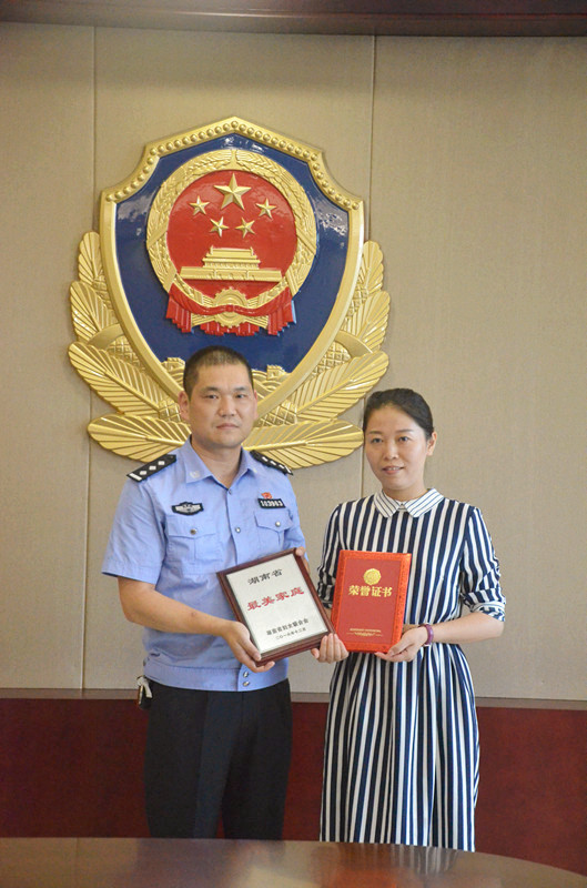 县妇联主席陈宏为荣获省级“最美家庭”荣誉称号的张华家庭授牌.jpg