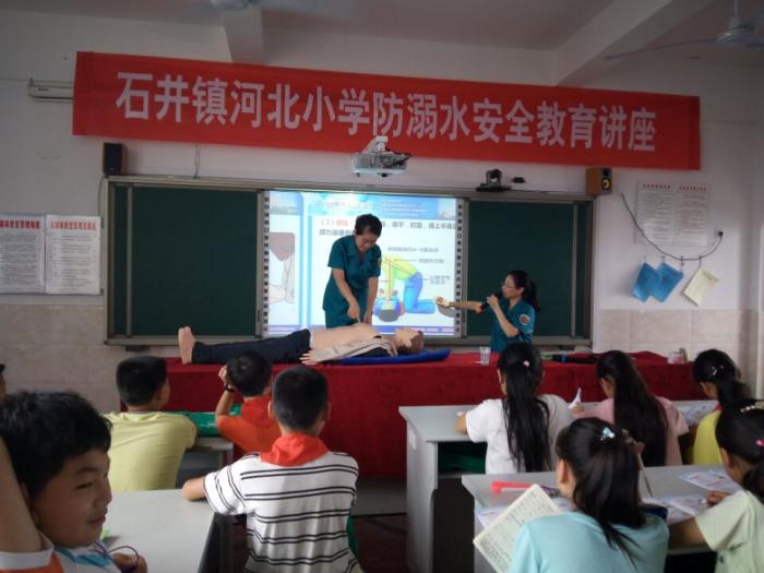 4娄底市第一人民医院的医生们向我们演示心肺复苏技能.jpg