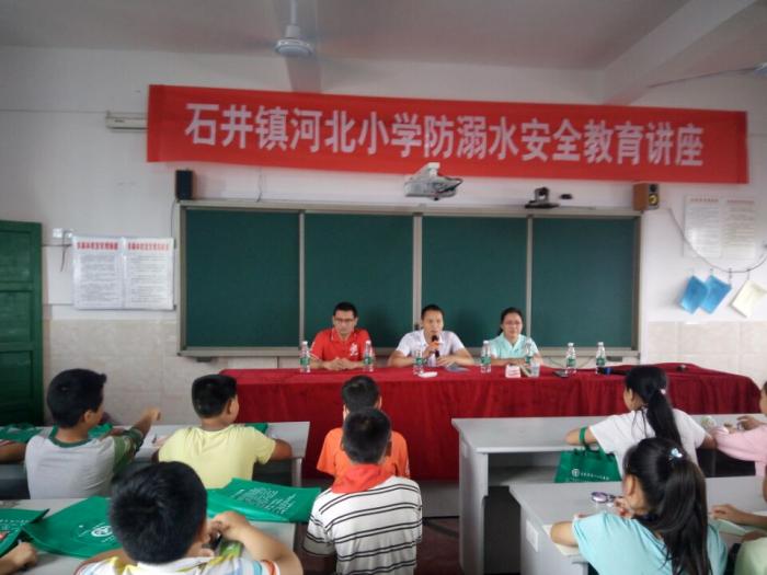 2娄星区教育局佘股长向孩子们讲述预防溺水的重要性.jpg