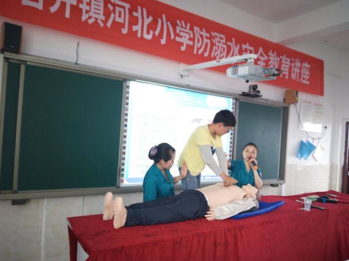 6亲自体验心肺复苏技能.jpg