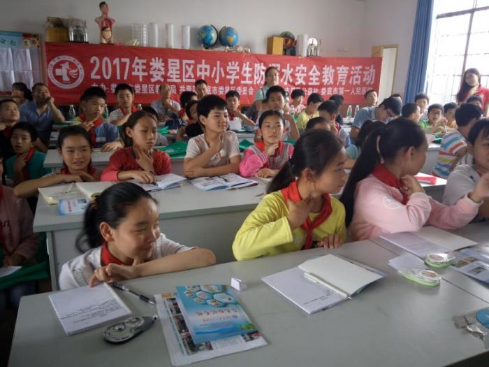 5孩子和老师们一起认真聆听防溺水知识，牢记在心.jpg