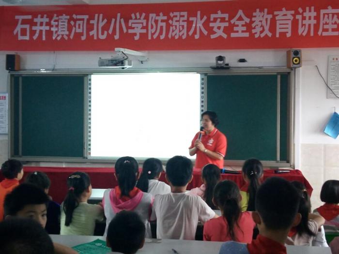 3彭珊老师主讲，向学生们进行了游泳安全知识及救生常识的教育，.jpg