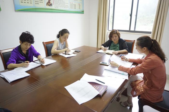 图为县妇联召开“两学一做”学习教育常态化制度化推进会.jpg