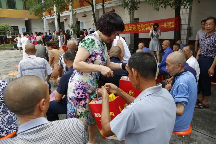 送慰问物资.JPG