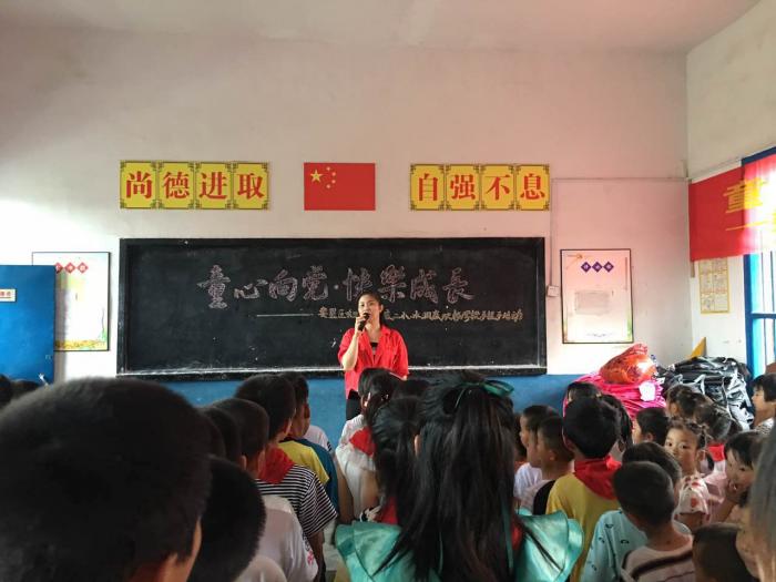 杨建奇在与孩子们分享自己的感受.jpg