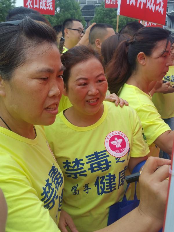 禁毒妈妈签名墙上签名留念.jpg