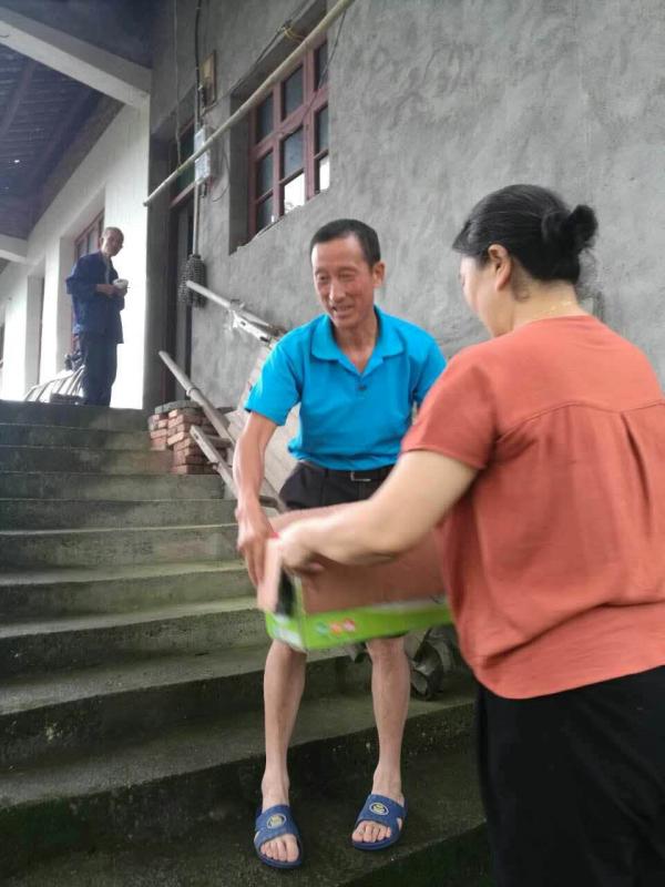 观音寺女干部为受灾群众送生活物质2.JPG
