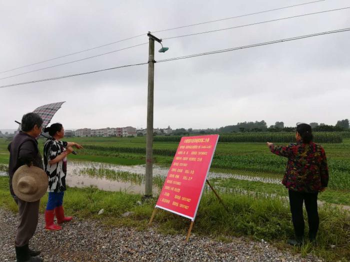 木塘垸妇女干部为群众除杂清障2.JPG