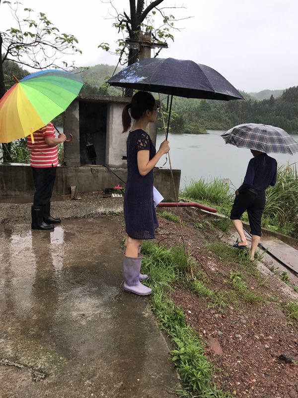 夷望溪镇党委委员、组织委员、妇联主席贺涛在查看水库险情1.JPG