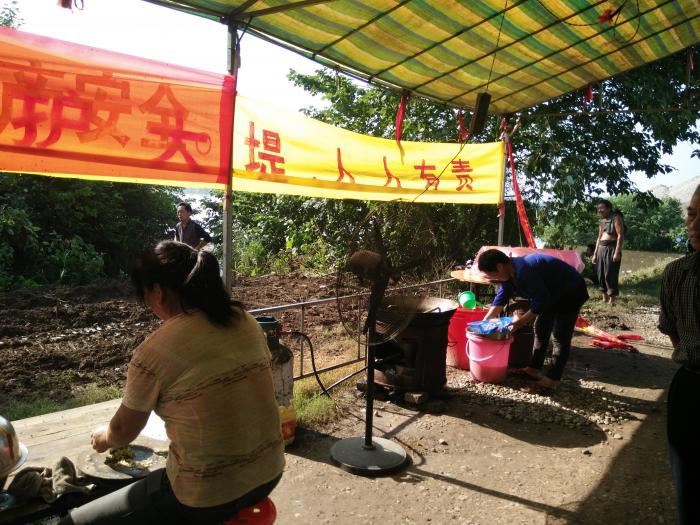大堤上的娘子团火食军.jpg