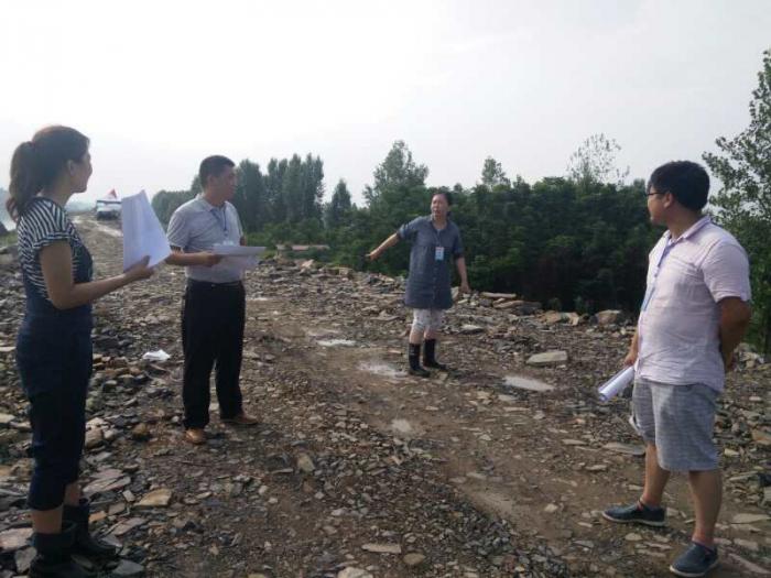 枫树党委书记高霞在白洋河大堤桂花园险段巡查.JPG