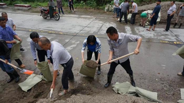 郑家驿镇党委书记郭凌云装沙袋.JPG