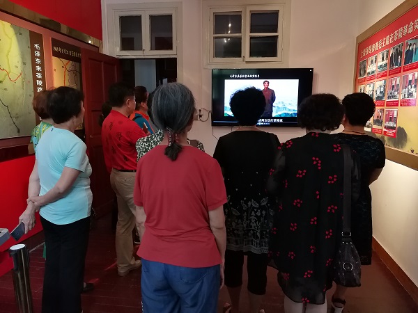 老同志们认真观看《毛主席在茶住室宣传片》.jpg