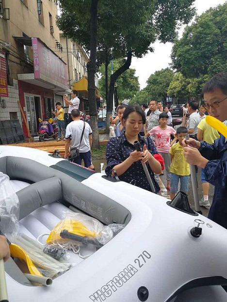 7月1日，梅家田社区抢险救援现场，赵琼组织救生皮艇，和其他救援人员一起解救受困灾民2.JPG