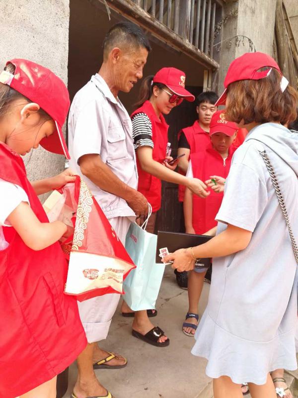 志愿者慰问受灾留守儿童1.jpg