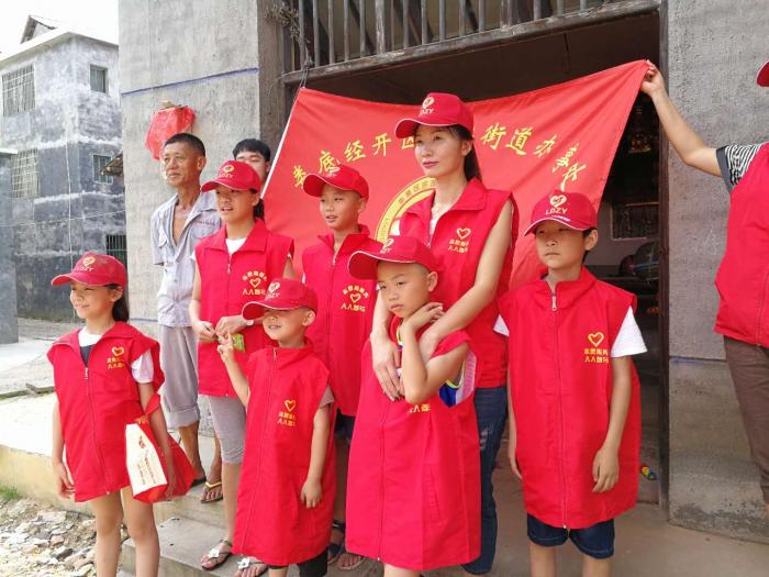 志愿者慰问受灾留守儿童2.jpg