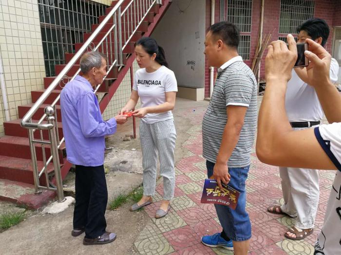 涟滨办事处慰问困难党员1.jpg
