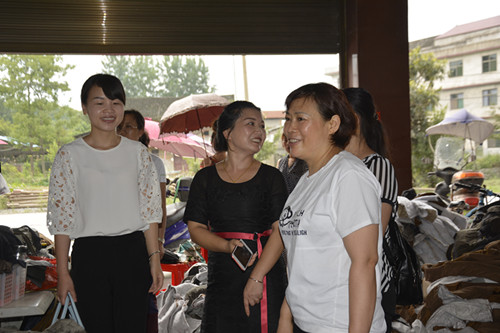 市妇联副主席岳红艳一行在新邵县陈家坊镇富阳村制衣厂调研.JPG