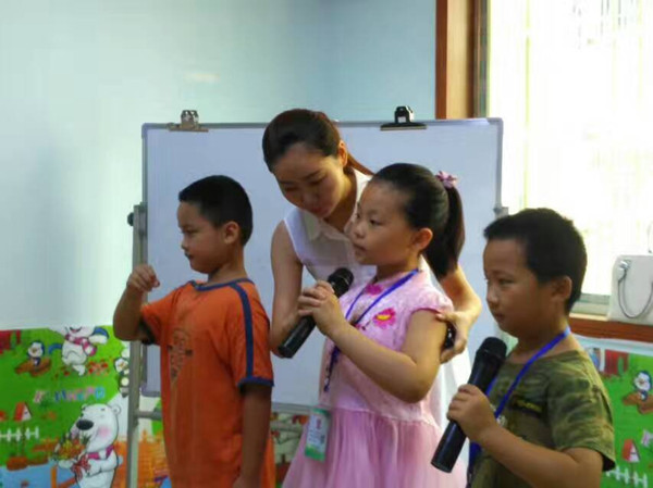 主持人兴趣班上老师手把手地教孩子站姿.jpg