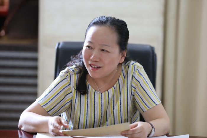 省妇联副主席鲁华主持会议.JPG