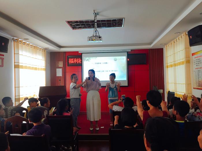 图为潘湘姿老师进行互动课堂教学.jpg