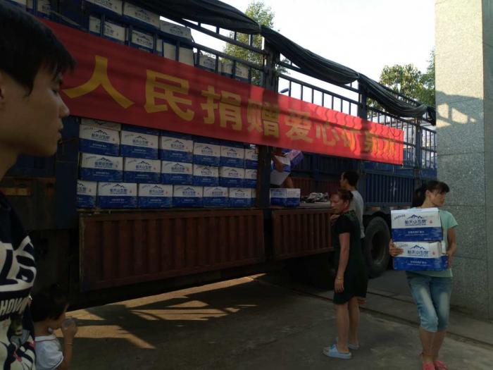 送水专车在下货.jpg