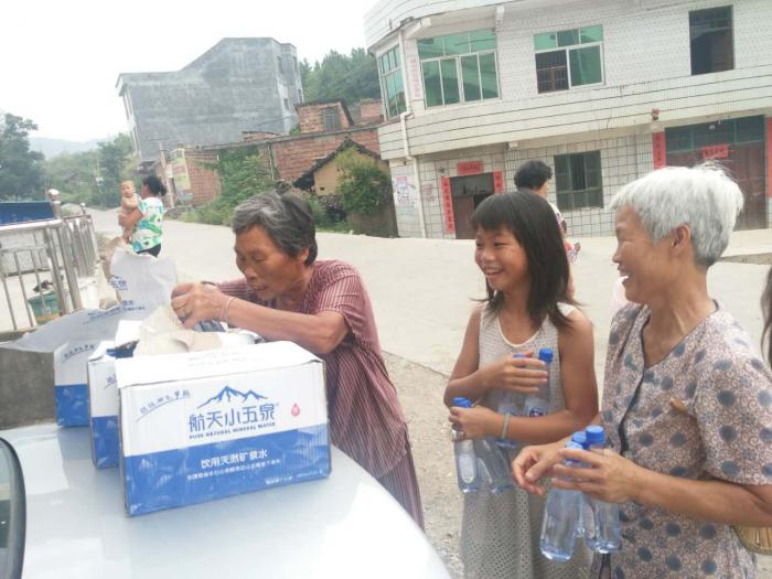 爱心矿泉水发放现场.jpg