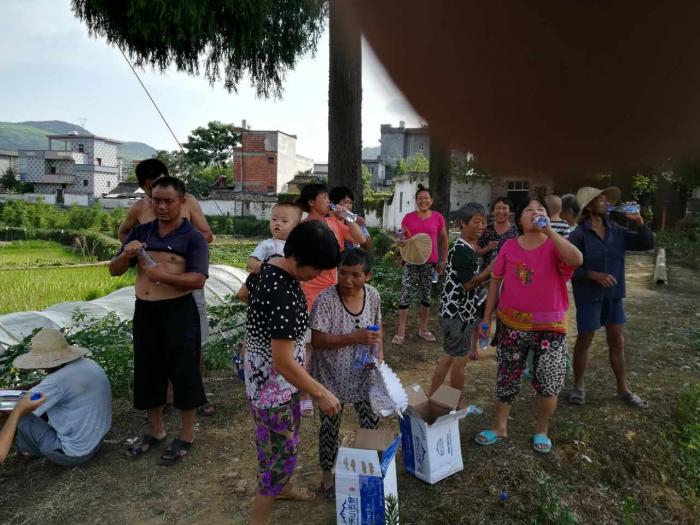 在田间地头发放爱心矿泉水.jpg