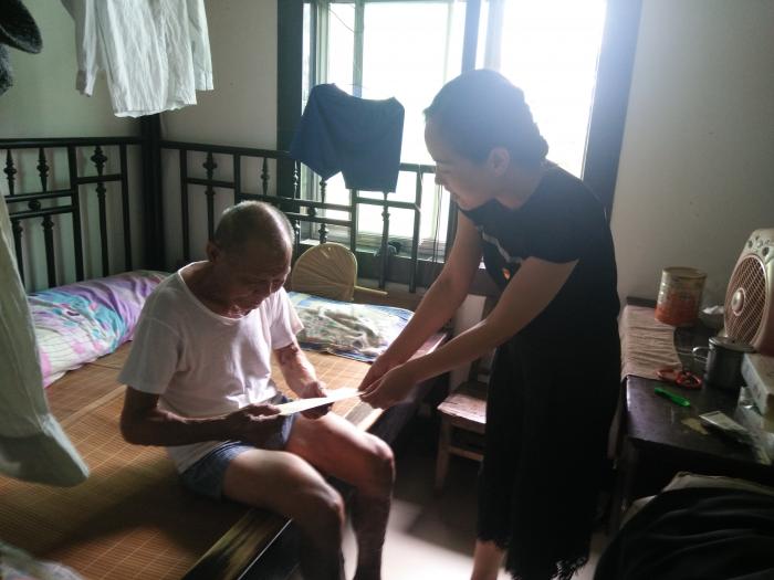 慰问育新村特困党员陈文斌.jpg