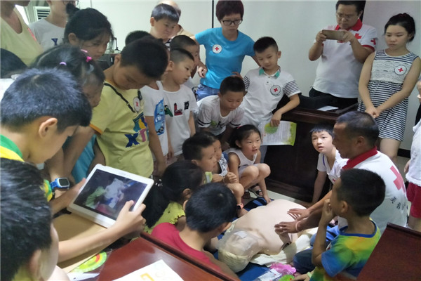 孩子们在老师的指导下进行心肺复苏操作.jpg